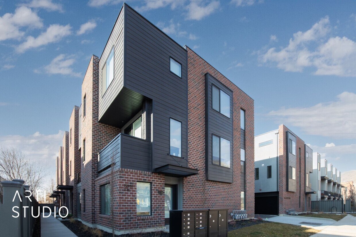 Foto principal - Downtown living at it's best!