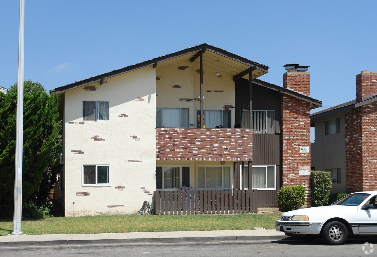Building Photo - 735-739 Ivywood Dr
