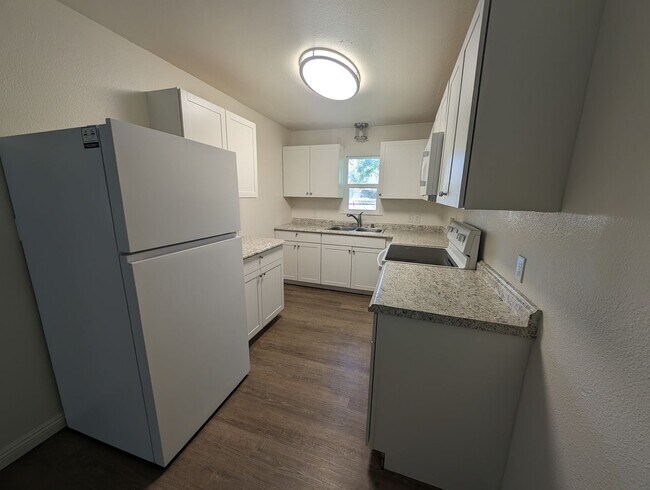 Building Photo - Newly Upgraded House near Kent's Market