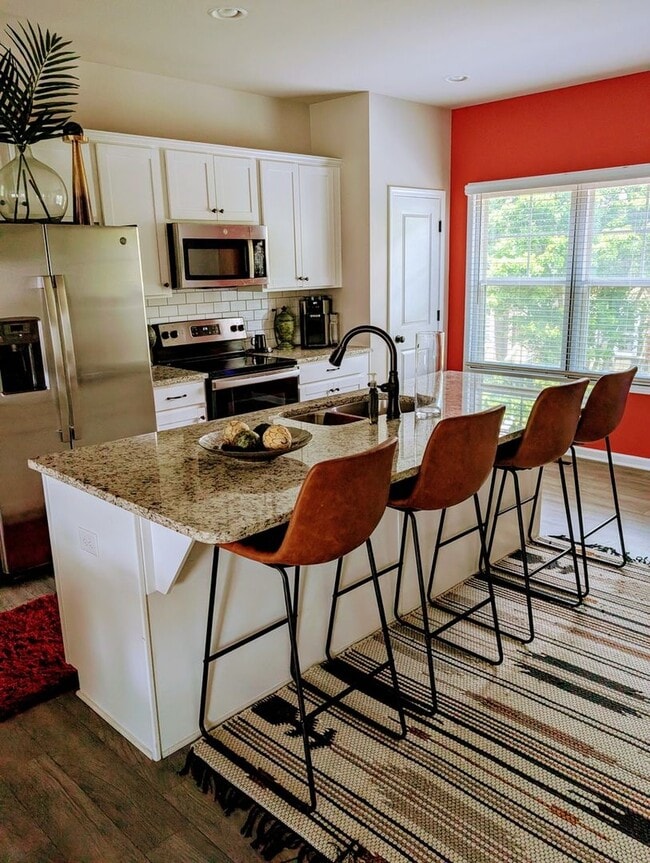 Building Photo - Charming 3BR Townhouse in Historic College...