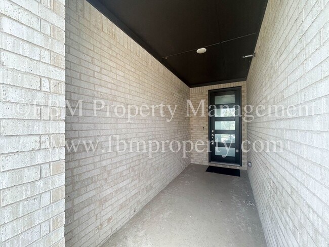Building Photo - 2069 Layla Dr