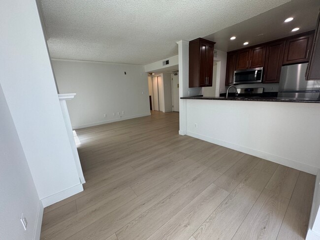 Photo - 10911 Rochester Ave (Los Angeles, CA) Apartment