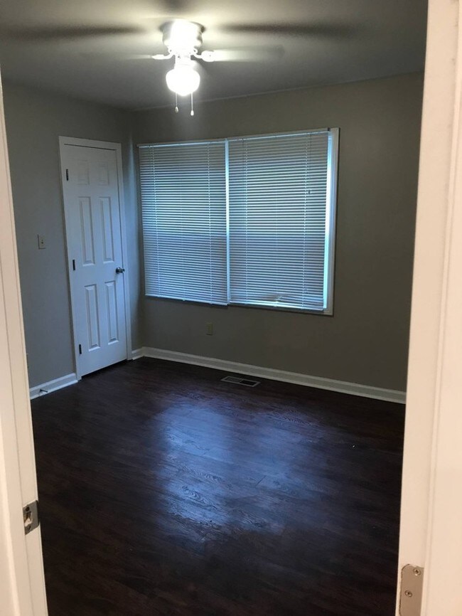 Building Photo - 2911 Delowe Dr