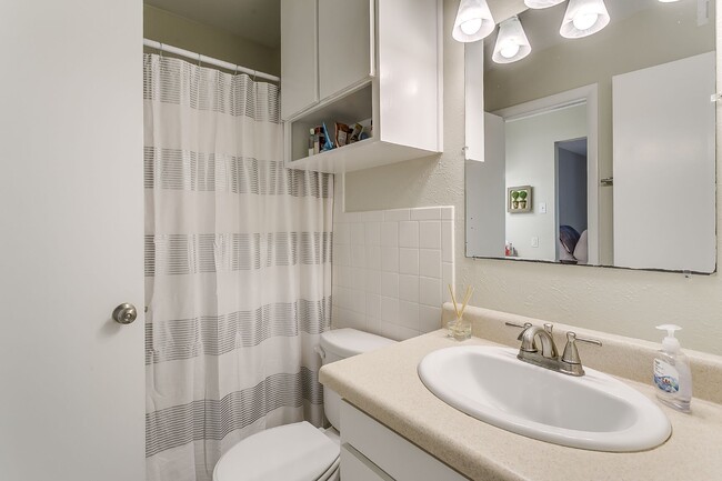 Baño completo con bañera y ducha. Puerta que da directamente al dormitorio principal y una segunda puerta que da al pasillo principal. - 4901 Bryce Ave