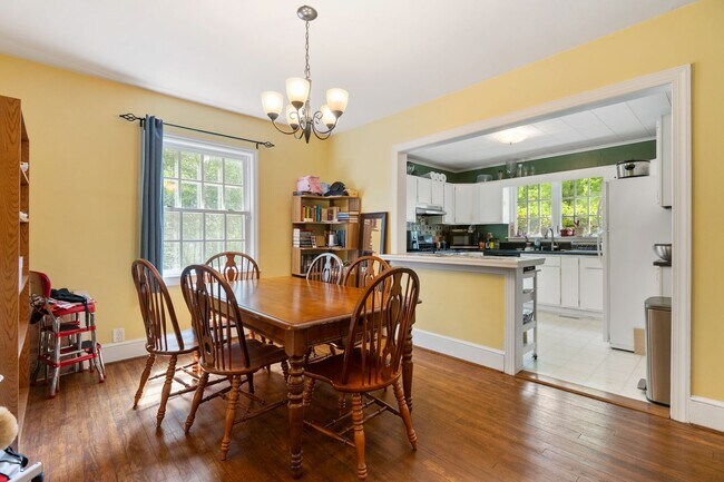 Foto del edificio - Charming Bungalow in Sunset Hills Neighborhood