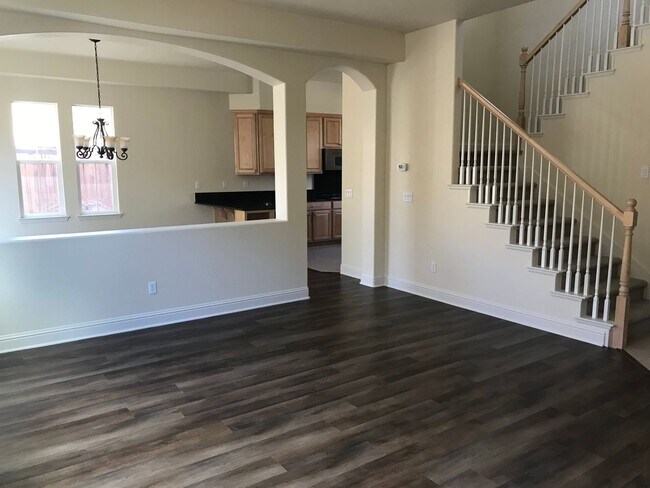 Building Photo - Somerset Stunner with All the Amenities - Including Golf!!