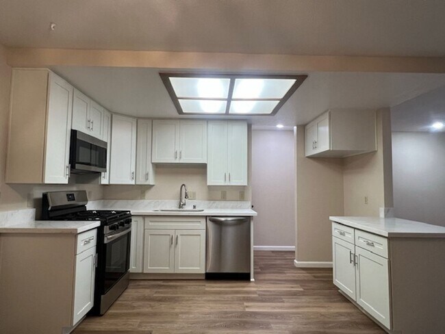 Foto del edificio - BEAUTIFULLY REMODELED 3 BEDROOM IN LOOMIS!!
