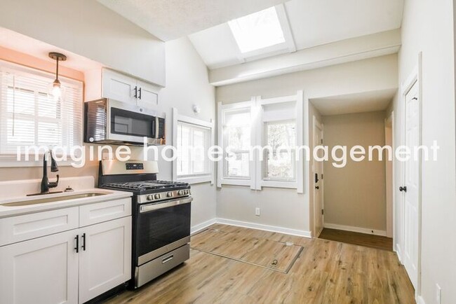 Building Photo - 4057 Boulevard Place