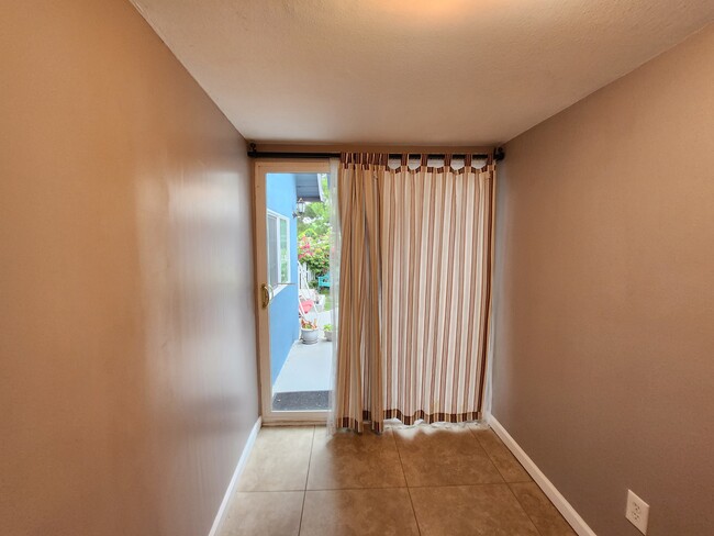 Lots of light - 1100 N Maple St