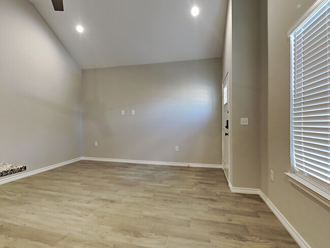 Foto del edificio - 16855 Balmoral St
