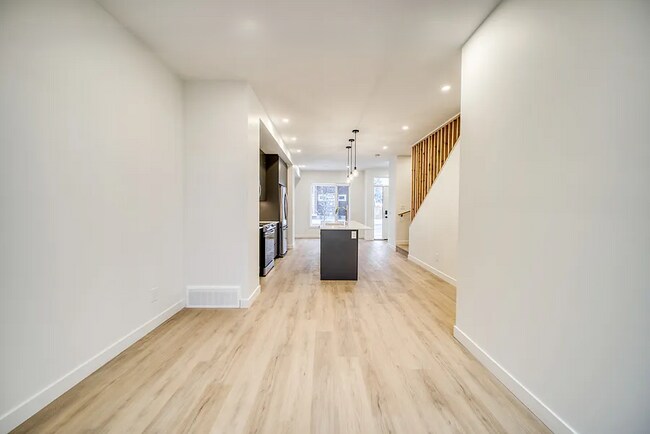 Photo du bâtiment - Spacious 3 Bedroom, 2 Bathroom unit minute...