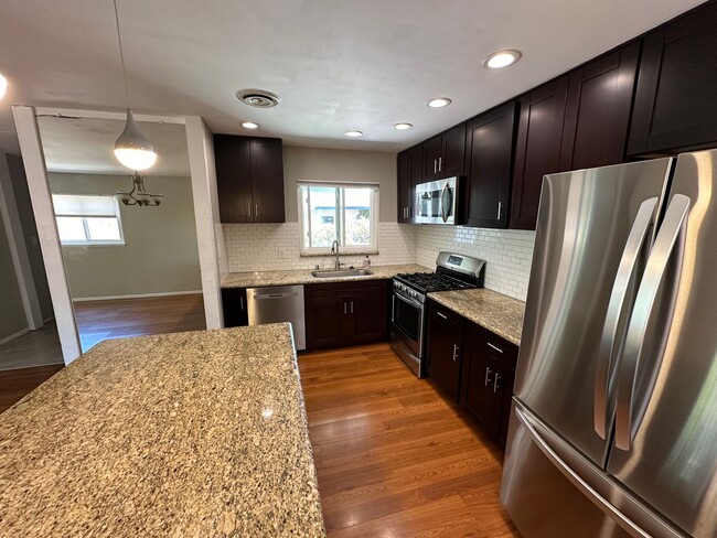 Building Photo - Centrally Located 3 Bedroom, 1.5 La Mesa H...