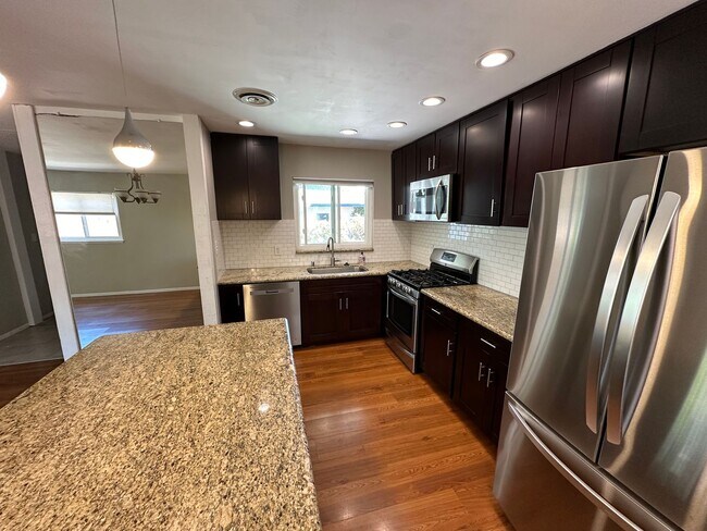 Foto del edificio - Centrally Located 3 Bedroom, 1.5 La Mesa H...