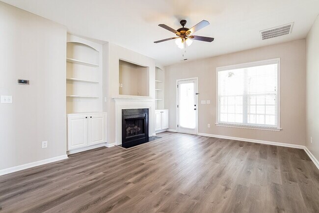 Foto del edificio - 240 Haywood Ln