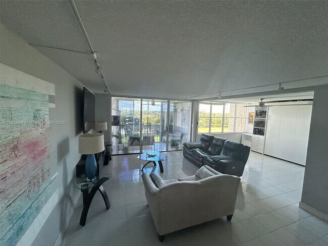 Foto del edificio - 16300 Golf Club Rd