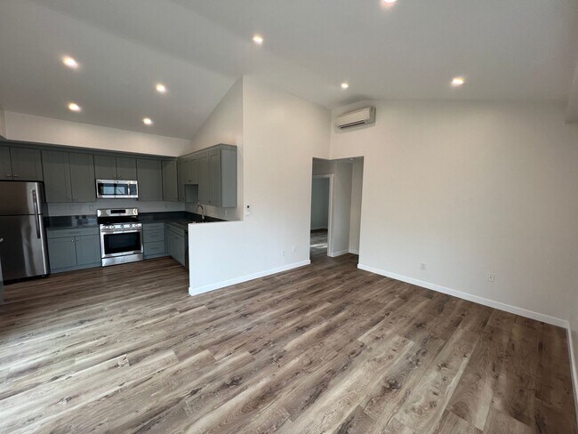 Foto del edificio - West 10th Escondido Triplex