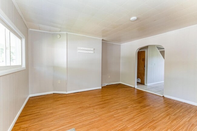 Building Photo - 148 Midland Ave