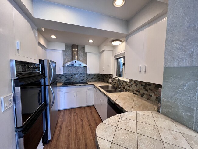 Building Photo - 753 Cliff Dr