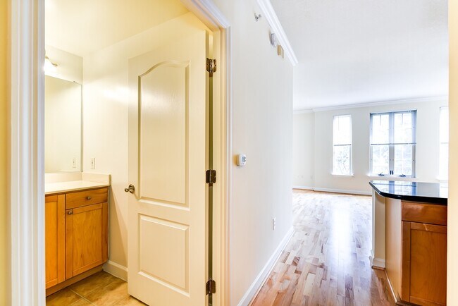 Foto del edificio - Logan Circle Studio Apartment for Rent Ava...