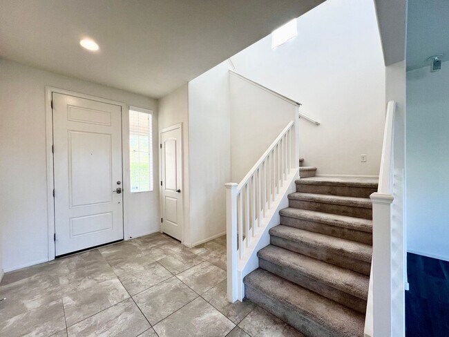 Foto del edificio - MODERN 4BD/3BA HOME IN GATED EL DORADO COM...