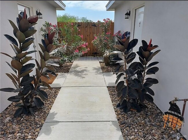Building Photo - 3816 Las Vistas Ln