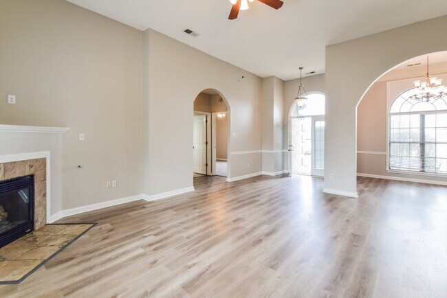 Foto del edificio - 1573 Golden Oaks Loop N