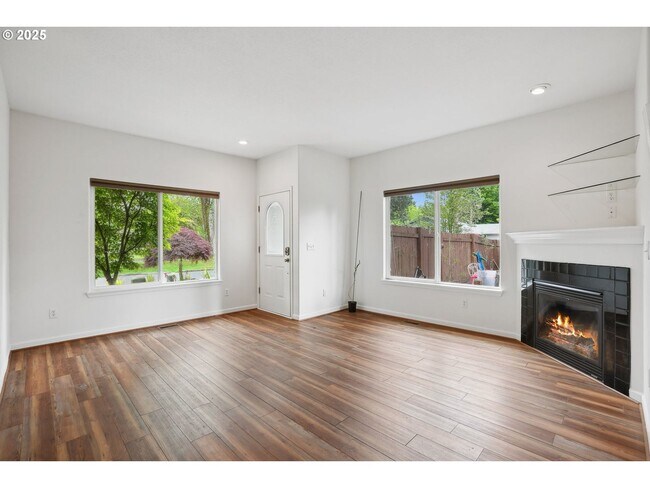 Foto del edificio - Gorgeous 3-Bedroom with Vaulted Ceilings, ...