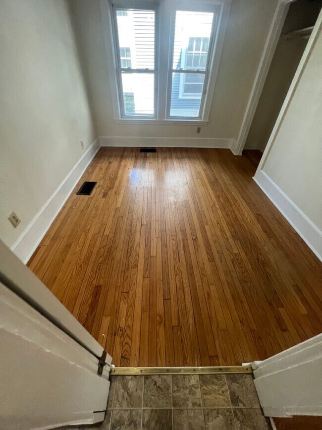 Building Photo - 52 Hickok Pl