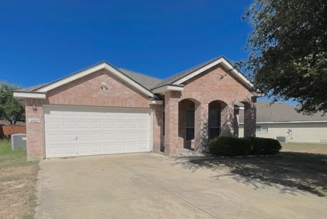 Foto principal - Ready For Move In - Large & Roomy 1 Story 4 Bed 2 Bath in NW San Antonio - Must See!