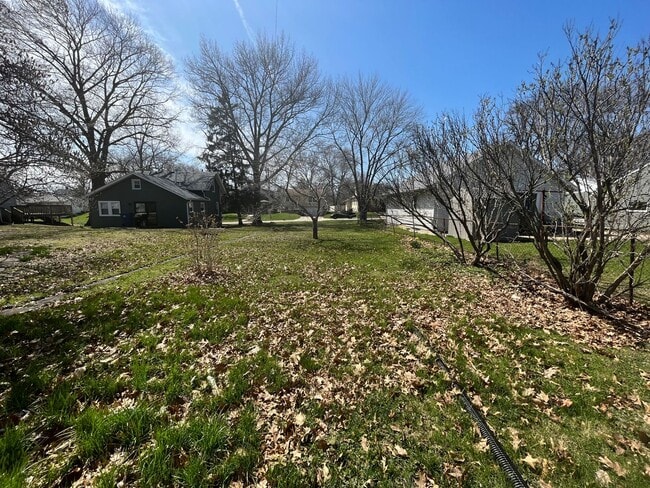 Building Photo - 2 Bedroom 1 Bath in Bettendorf with Attach...