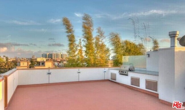 Foto del edificio - 2452 Penmar Ave