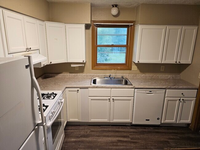 Foto del edificio - 531 Lakeshore Ct