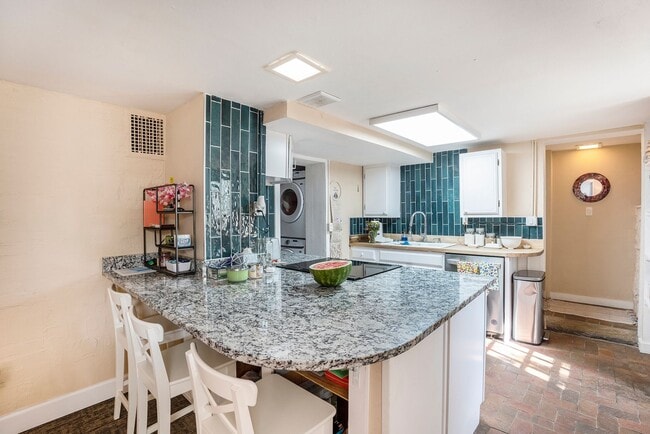 Foto del edificio - 769 University Ave