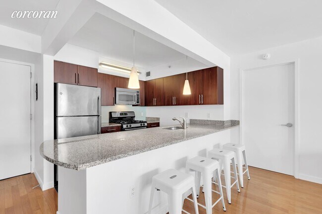 Building Photo - 546 W 24th St