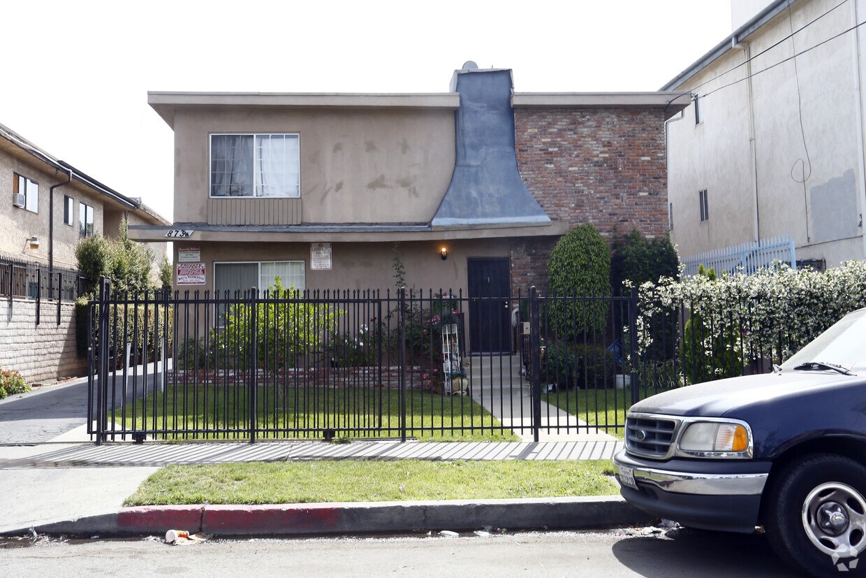 Foto del edificio - 8734 Tobias Ave