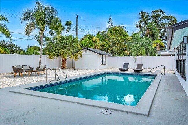 Building Photo - 1921 Fern Ave