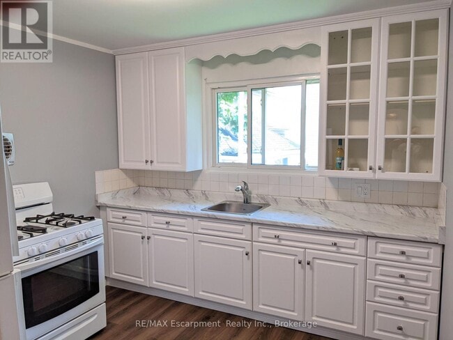 Building Photo - 158 James St