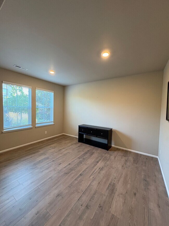 Building Photo - Beautiful Ten Trails Fenced Home with 2 Ca...