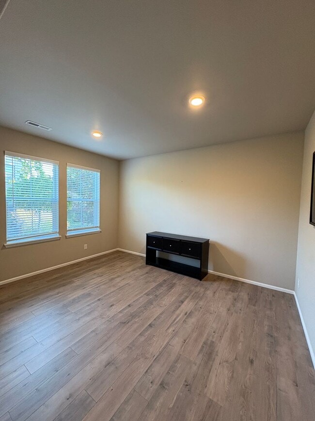 Foto del edificio - Beautiful Ten Trails Fenced Home with 2 Ca...