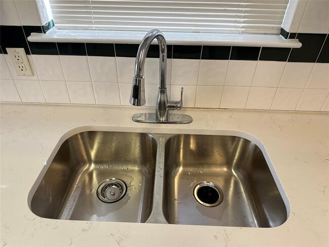Foto del edificio - 8313 Osborne Dr