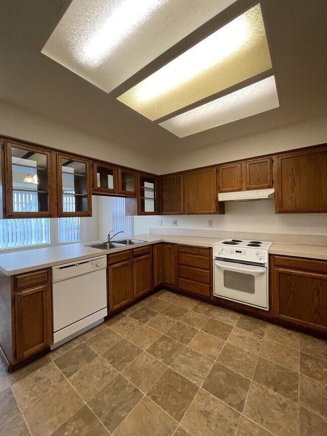 Building Photo - 10460 W Highlander Rd