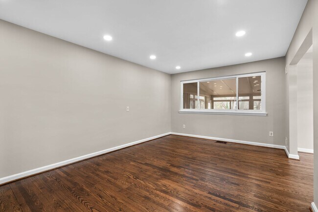 Foto del edificio - 4 Bed 3 Bath - Takoma Park Split Level - Move In Ready