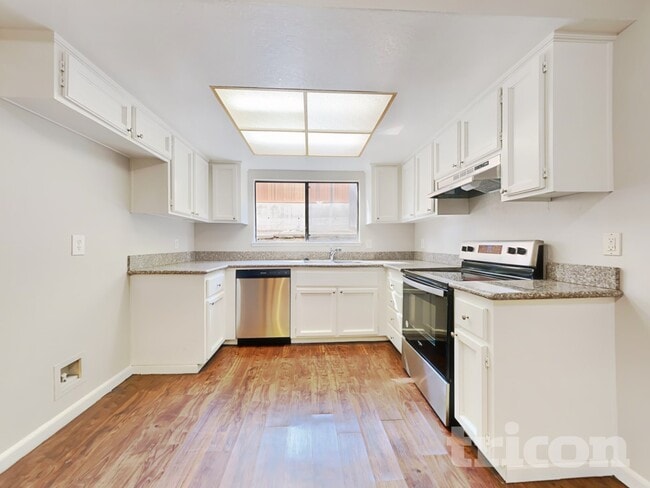 Building Photo - 1344 Shaddick Dr