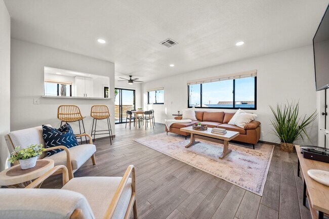 Foto del edificio - Fully Furnished 3 bedroom home where elegance meets cozy!