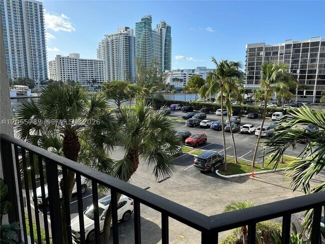 Foto del edificio - 800 Parkview Dr