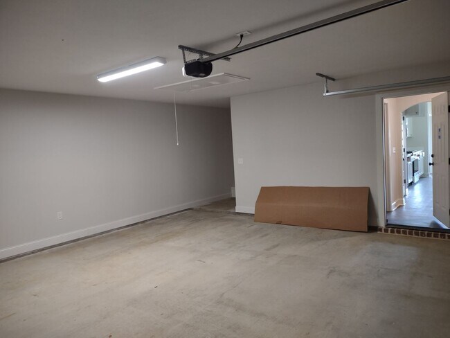Building Photo - MOVE IN SPECIAL!**** 1/2 OF 1ST MONTH RENT...