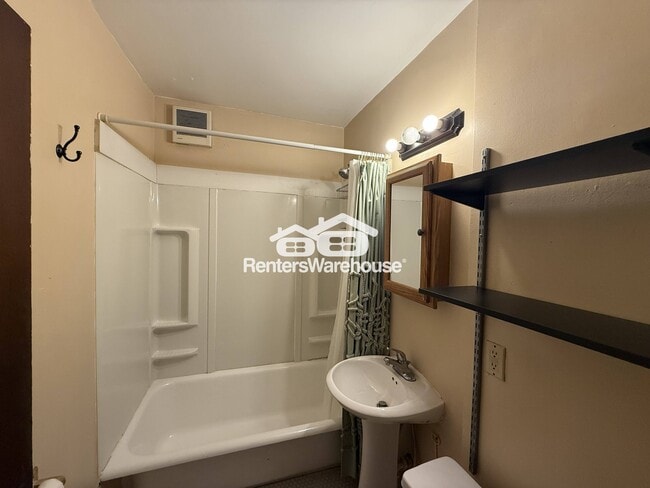 Building Photo - 991 Smith Ave S