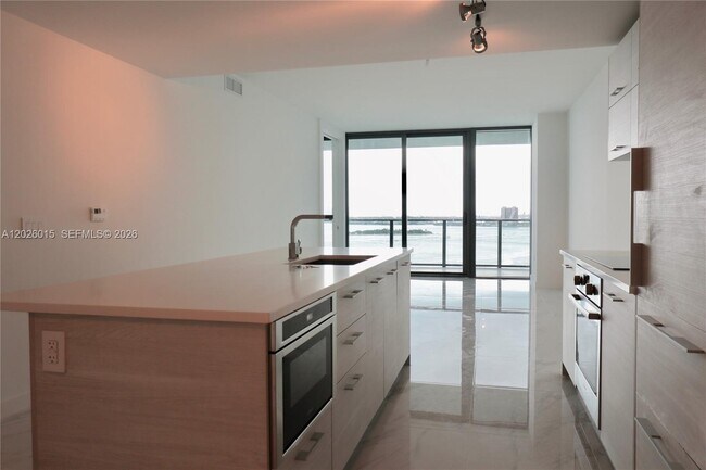 Foto del edificio - 650 NE 32nd St