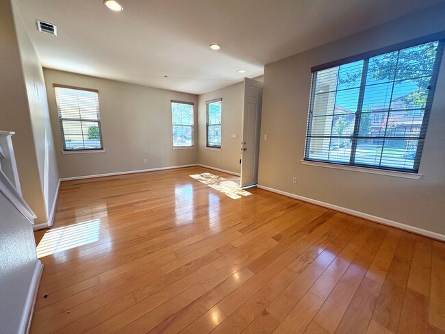 Building Photo - Beautiful 4 Bed 2.5 Bath Garin Ranch Home