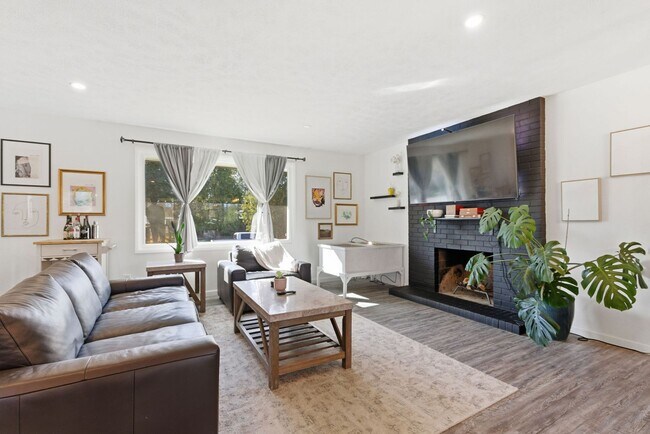 Foto del edificio - Stunning Fully Renovated 4BR + Bonus on Spokane's South Hill - Chef's Kitchen, 2-Car Garage & Bac...